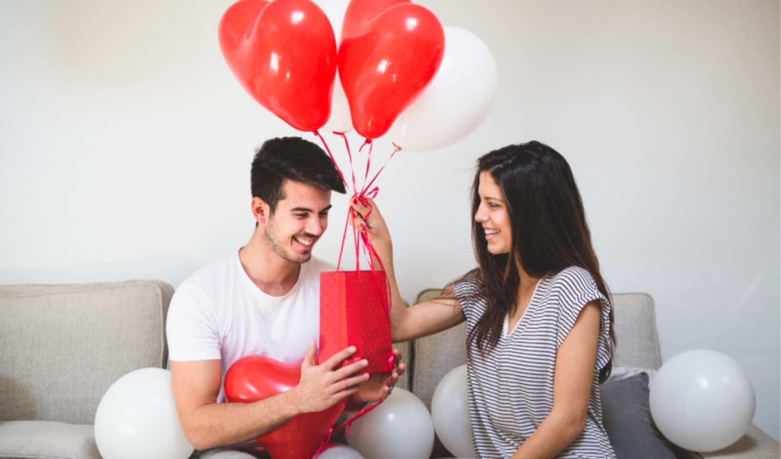 How to Plan a Romantic Anniversary Surprise?